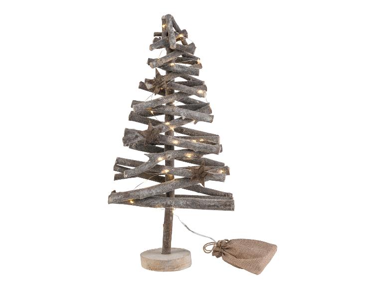 Een houten kerstboom met lichten en een jute zak.