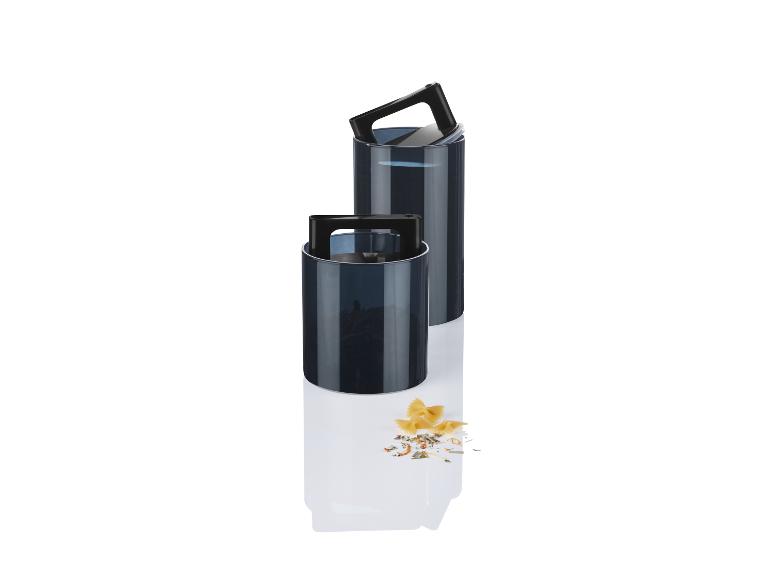 Twee zwarte voedselcontainers met handvatten.