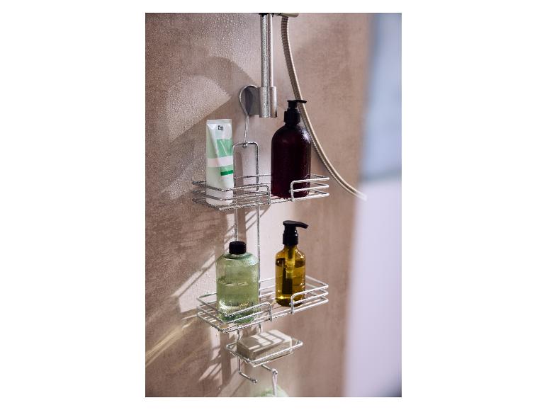 Metalen doucherek met cosmetica en zeep.