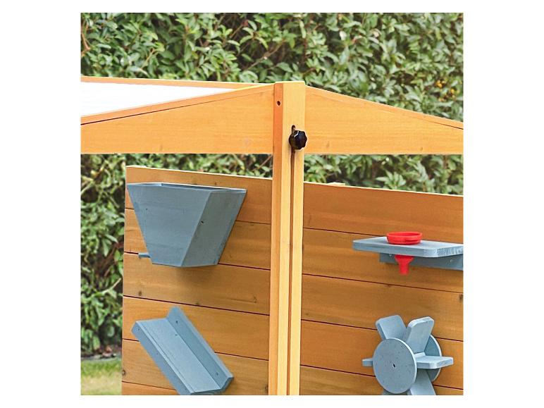 Houten buitenkeuken met waterfuncties zoals een trechter, goot en waterrad.