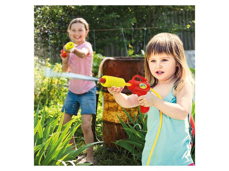 Kinderen spelen met waterpistolen in de tuin.