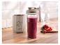 SilverCrest smoothiemaker met fles vol fruitige smoothie en vers fruit op een houten plank.