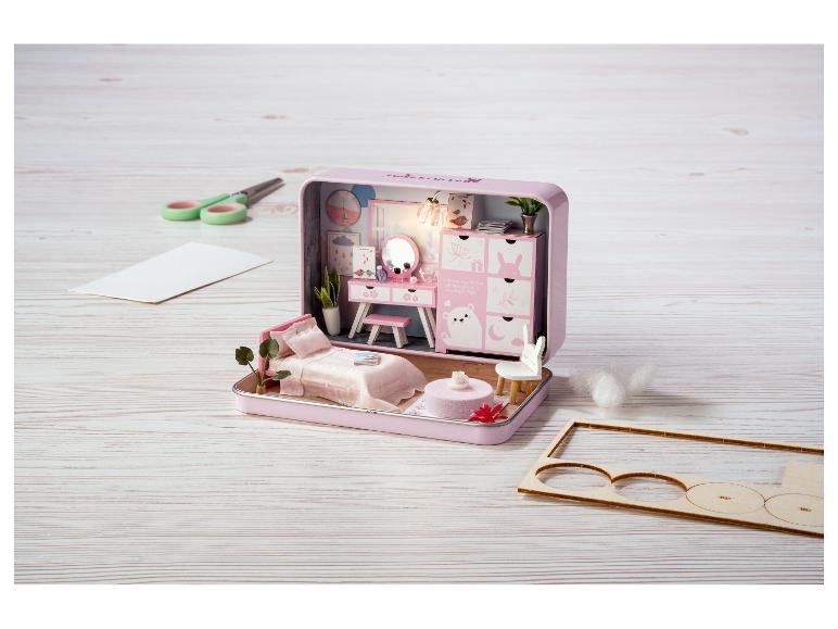 Een roze Sweet Lullaby miniatuur poppenhuis met meubels en knutselbenodigdheden.