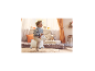 Kind springt op een LUPILU® opblaasbare eenhoorn in een kinderkamer.