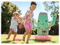 Kinderen spelen met een opblaasbare cactus en waterspeelgoed.