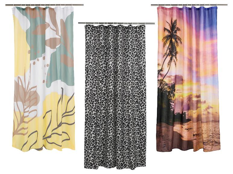 Drie douchegordijnen: abstract, luipaardprint en zonsondergang met palmbomen.