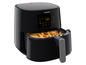 Een zwarte Philips Airfryer met gebakken frietjes.