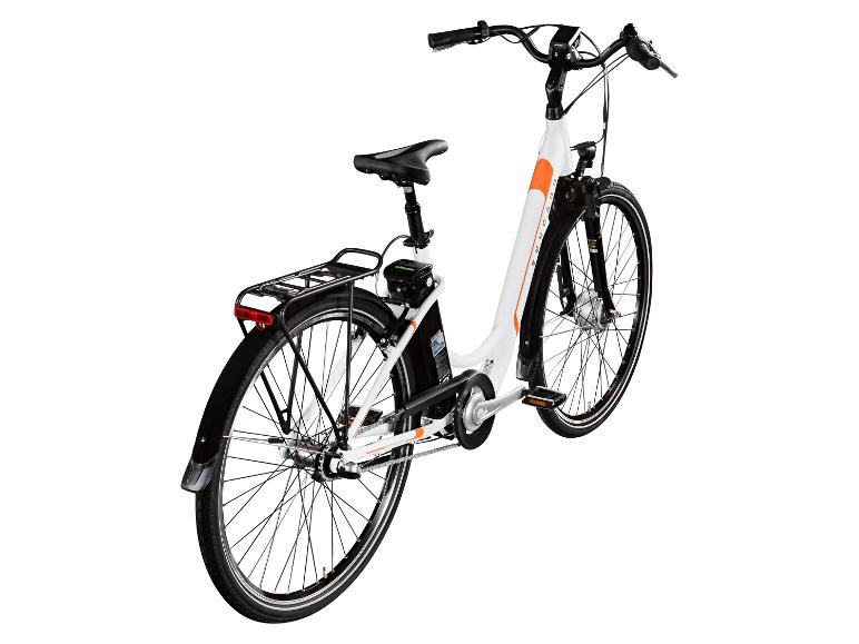 Witte en oranje elektrische fiets met bagagedrager en verlichting.