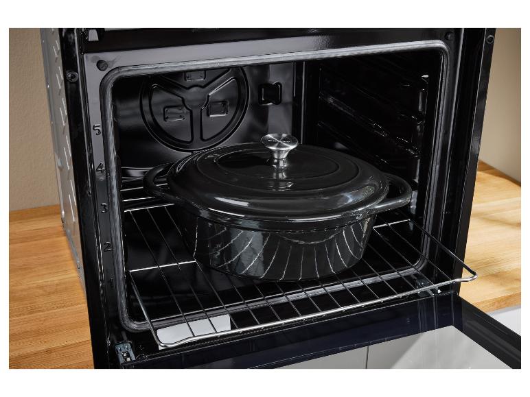 Zwarte gietijzeren SilverCrest-pan in de oven.