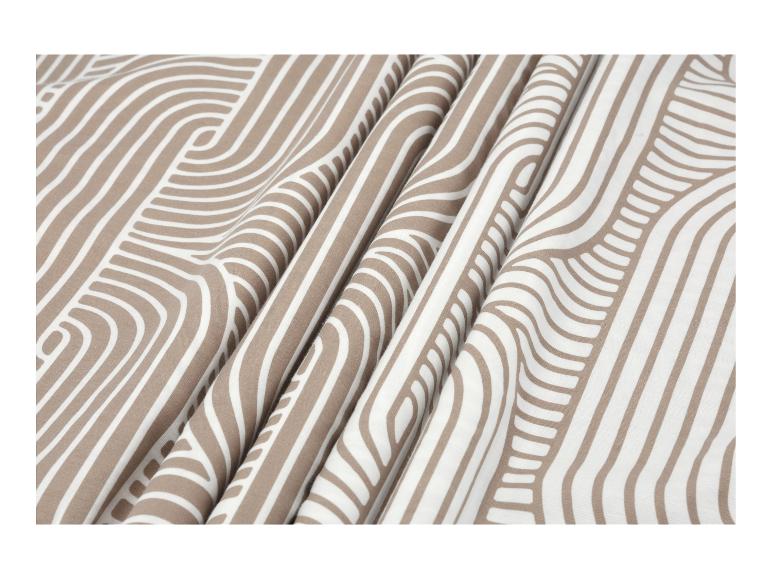 Close-up van een beige en wit gestreepte stof met een golvend patroon.