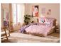 Slaapkamer met gestreept roze-wit beddengoed, een houten bed en een licht pluizig vloerkleed.