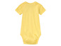 Een gele baby romper met korte mouwen.