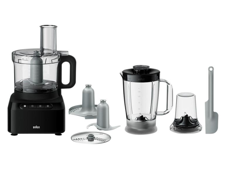 Zwarte keukenmachine met blender, hakmolen en accessoires op een witte achtergrond.