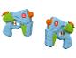 Twee Playtive waterpistolen: blauw en groen design.