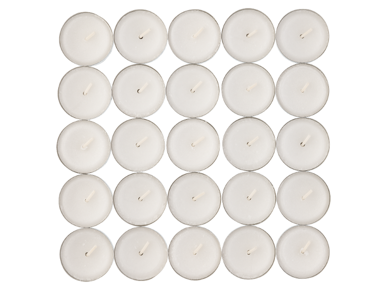 Close-up van witte waxinelichtjes gerangschikt in een raster op een zwarte achtergrond.