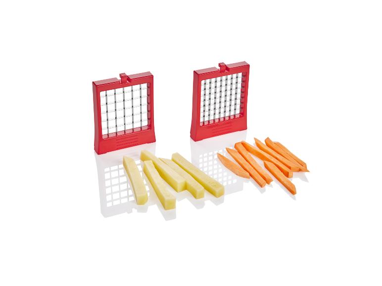 Twee rode aardappel-snijders en gesneden aardappel- en wortelsticks.