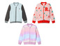 Drie kinderjasjes: een blauwe met zwarte mouwen, een roze met 'Banana' print en een paars met een regenboogkleurige print.