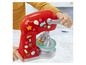 Een kind speelt met een Play-Doh standmixer, om vormen uit deeg te maken.