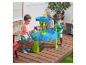 Twee kinderen spelen buiten met een watertafel, één giet water van bovenaf.