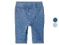 Blauwe kinderjeanslegging met elastische tailleband en neppe zakken.
