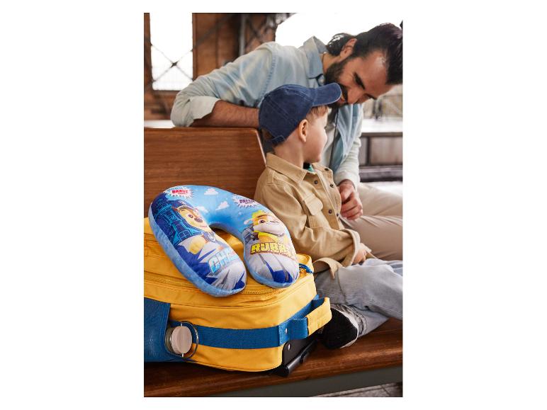Kind met Paw Patrol reis kussen en rollende koffer.
