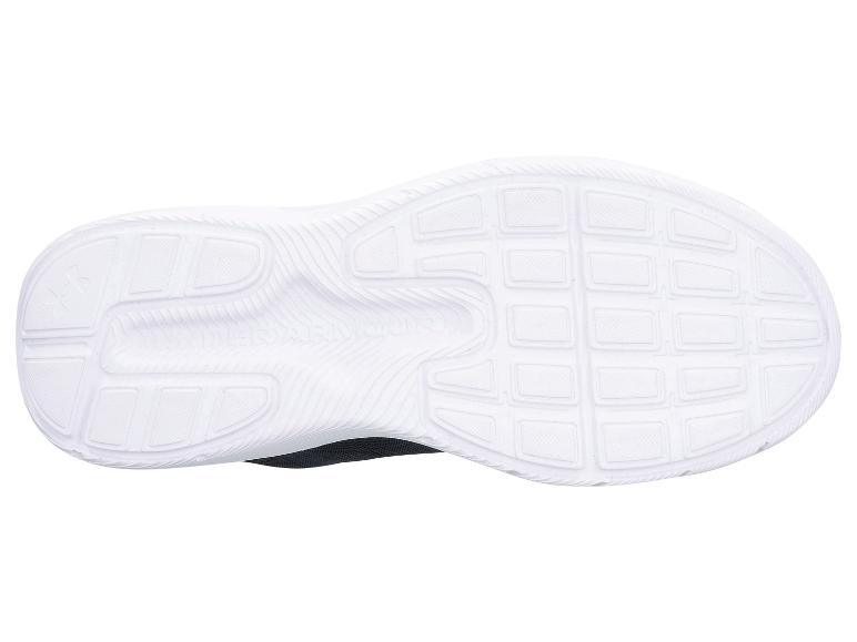 Witte zolen van sportschoenen.