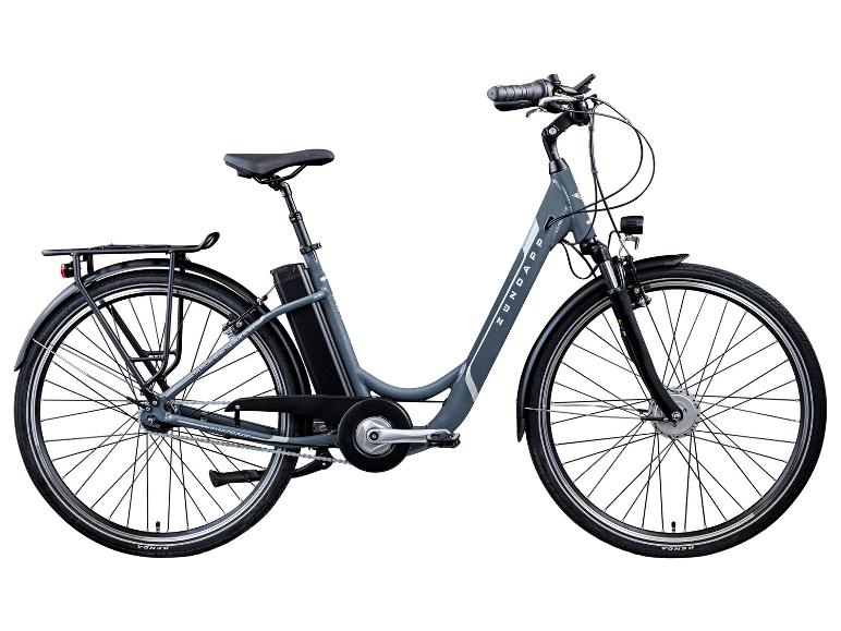 Grijze elektrische stadsfiets met lage instap, bagagedrager achter en voorlicht.