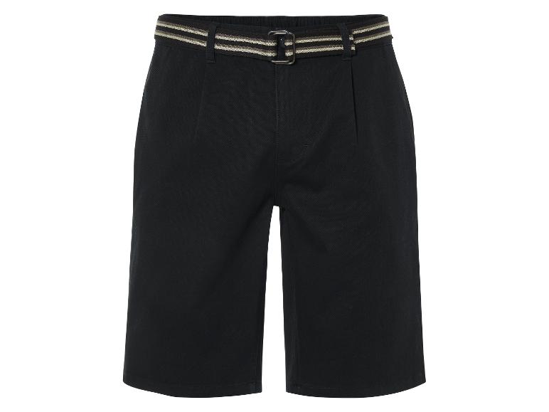 Donkerblauwe shorts met gestreepte riem.