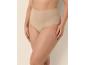 Vrouw draagt hoog getailleerde beige geribbelde slip, toont natuurlijke huidtextuur.