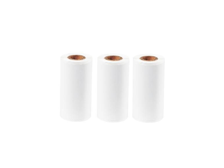 Drie witte thermische papierrollen met bruine kernen.