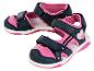Twee roze kindersandalen met blauwe bandjes en hartjes.