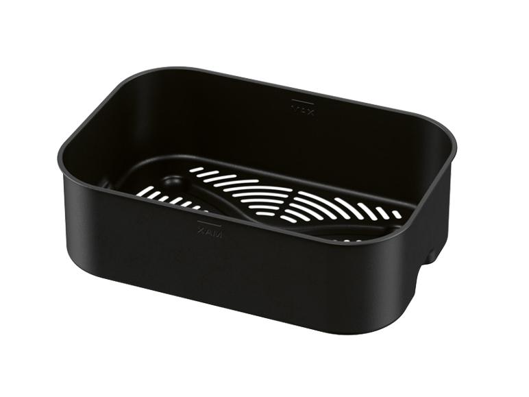 Zwarte airfryermand met geperforeerd rooster en MAX/MIN niveau-indicatoren