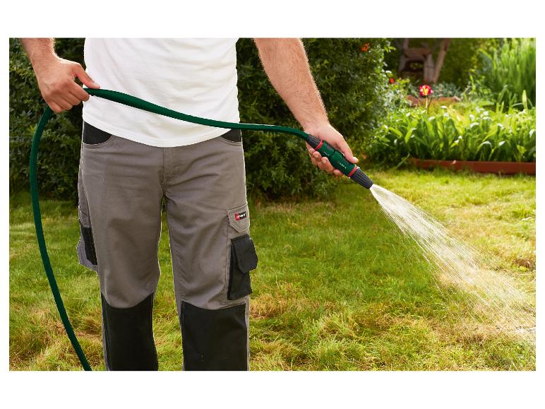 Tuin besproeien met een slang en Parkside spuitpistool.