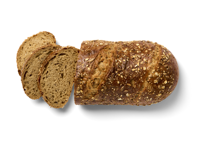 Gesneden volkorenbrood met zaden op een zwarte achtergrond.