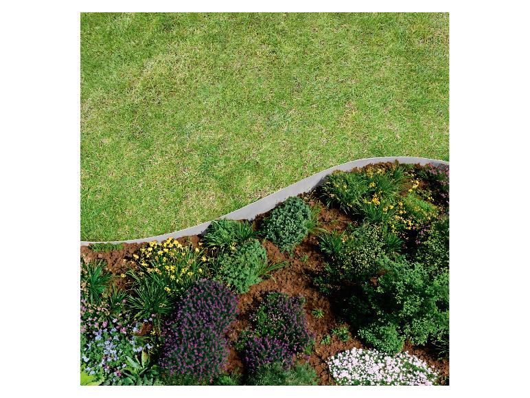 Tuinperk met bloemen en struiken, gescheiden van gazon door een rand