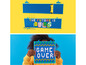 Een kind houdt een LEGO® Art 'Game Over' kunstwerk vast