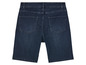 Een paar blauwe denim shorts, van achteren bekeken.