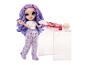 Rainbow High pop in pyjama met pizza, frisdrank en popcorn op een tafel.