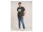 Donkergrijs heren T-shirt met 'IBIZA CARNIVAL EIVISSA' print en blauwe jeans.