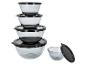 Set van vijf glazen mengkommen met zwarte deksels, gestapeld.