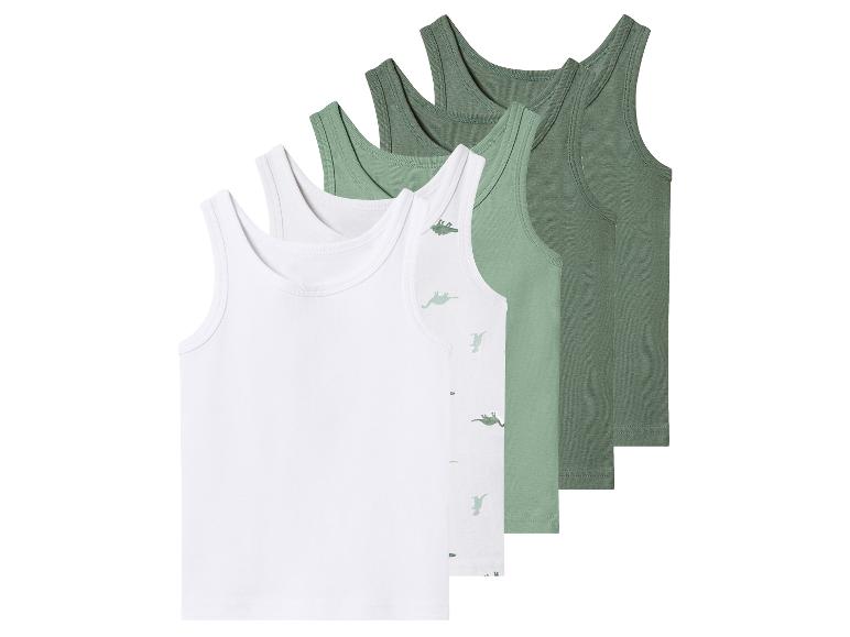 Vijf jongens tanktops in wit, lichtgroen en donkergroen, sommige met dinosaurusprints.