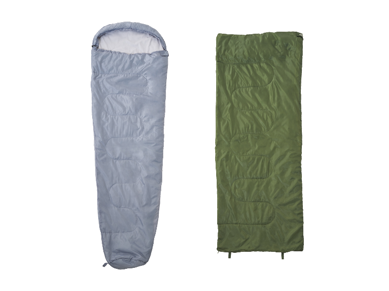 Twee slaapzakken, één lichtblauw en één olijfgroen, op een witte achtergrond.