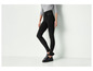 Zwarte leggings met een hoge taille en zwarte loafers.