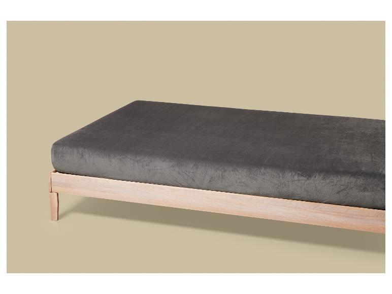 Houten bank met grijs gestoffeerde zitting, op een beige achtergrond.