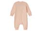Een roze baby-pakje met lange mouwen.