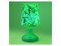 Groene tafellamp met lampenkap met cartoonfiguren en bladeren.