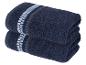 Twee gevouwen donkerblauwe handdoeken met een decoratief gestreept patroon