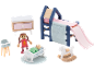 Poppenmeubelset: bed met glijbaan, nachtkastje, wieg, kinderstoel en figuren.