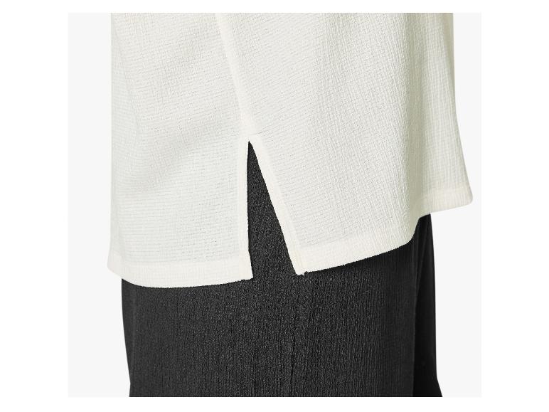 Crèmekleurige blouse met zijsplitten en zwarte broek