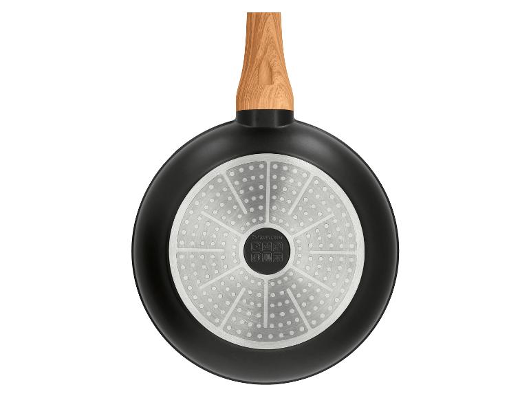 Koekenpan met houtlook handvat en inductiebodem met kooksymbolen.